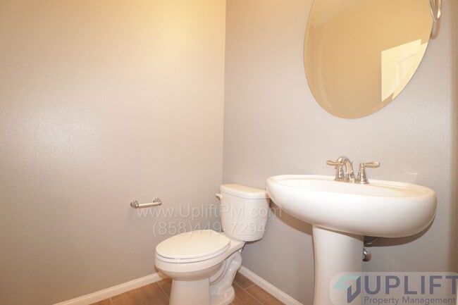 Building Photo - Spacious 4-bedroom, 4-bath Condo