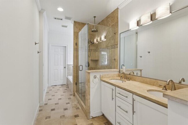 Building Photo - 546 Highland Ave NE