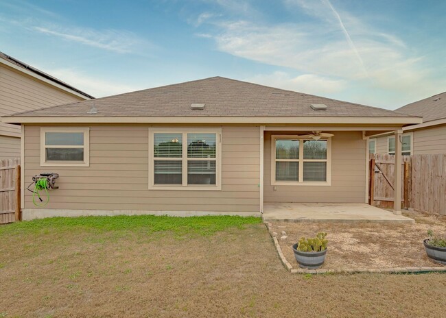 Building Photo - "Charming 3-Bed, 2-Bath Home with Spacious...