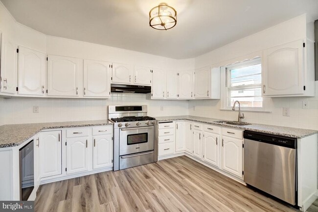 Building Photo - 1909 W 8th St