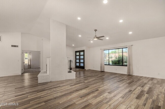 Building Photo - 687 E Park Ave