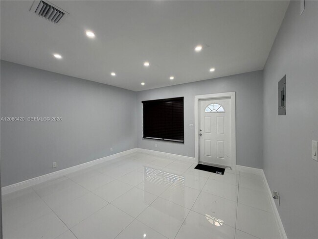 Building Photo - 335 NE 168th St