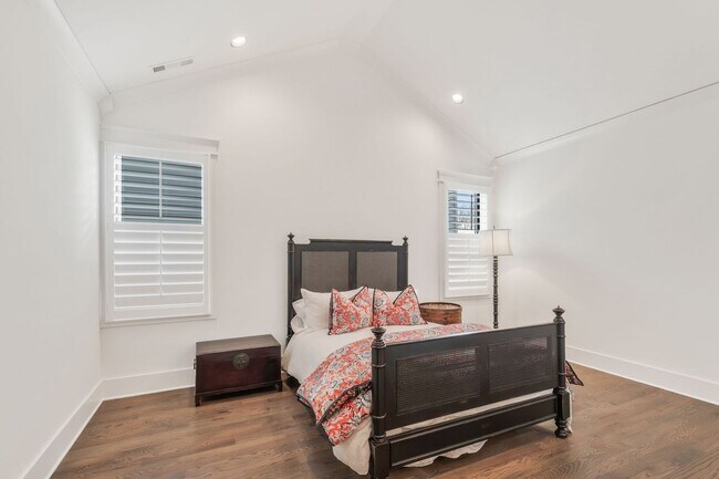 Building Photo - 5 Bedroom Home with Luxury Finishes in West End