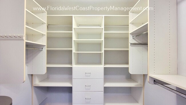 Building Photo - CLASSIC SARASOTA POOL HOME WITH UPDATES AN...