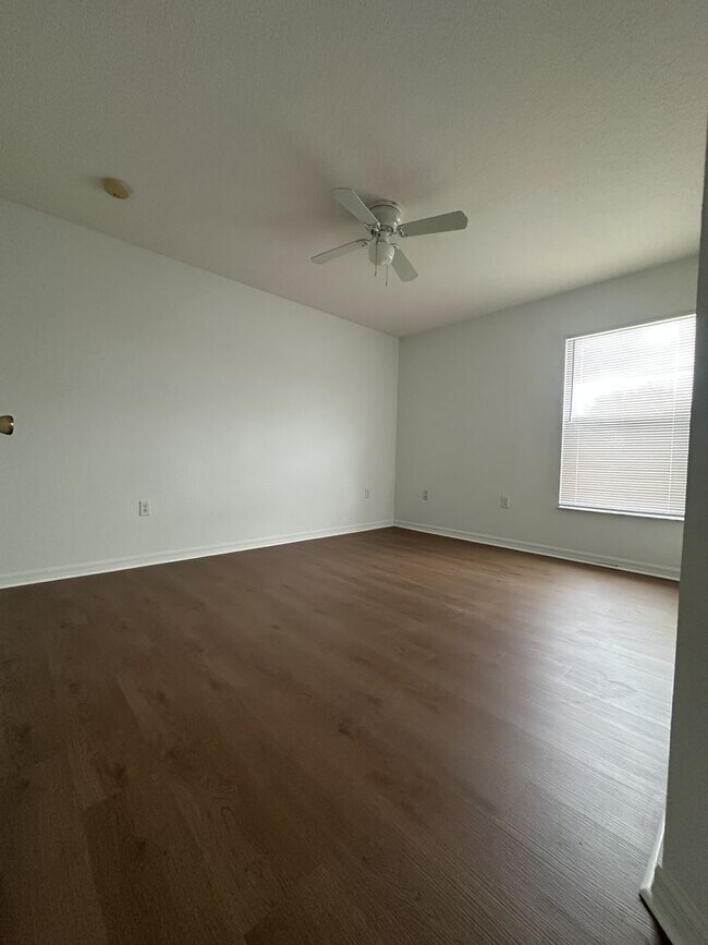 Building Photo - Spacious 4 bed 2 bath, 2 car garage with fenced-in backyard in Poinciana Neighborhood