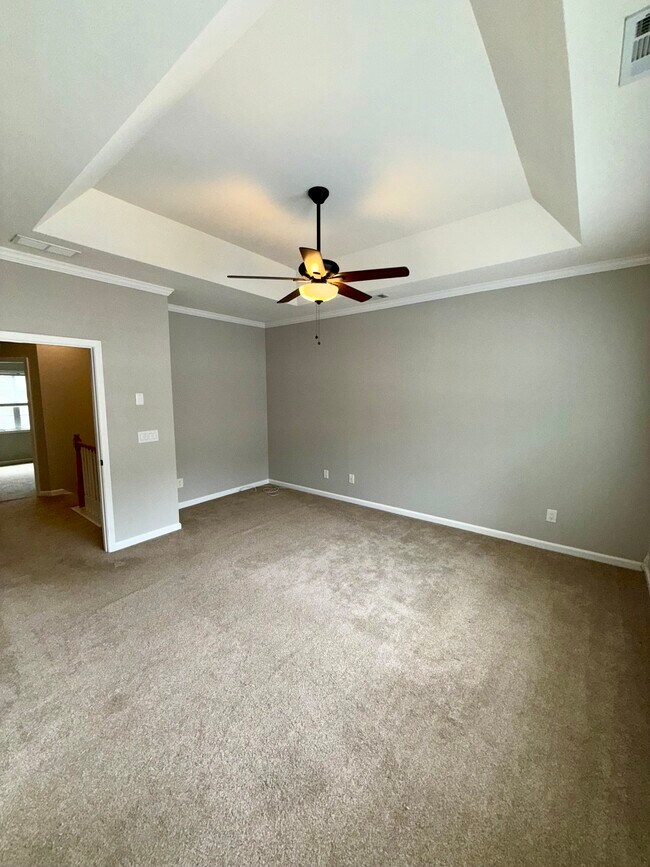 Building Photo - 2 Hall Manor