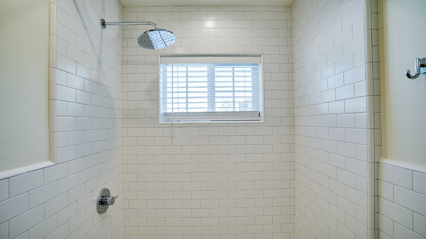 Building Photo - 3938 S Victoria Ave