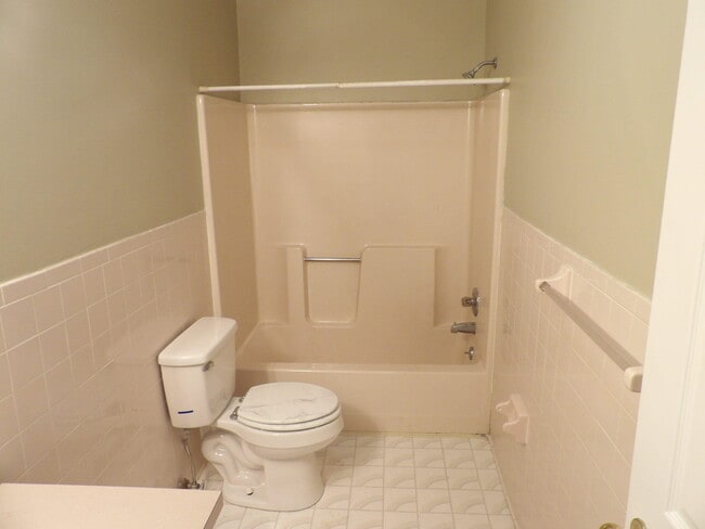 Building Photo - 244 Meadowview Dr