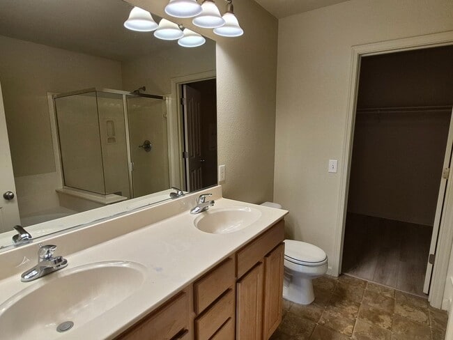 Building Photo - Adorable 3 bedroom 2.5 bath Home