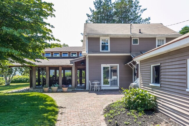 Building Photo - 116 Overshore Dr E