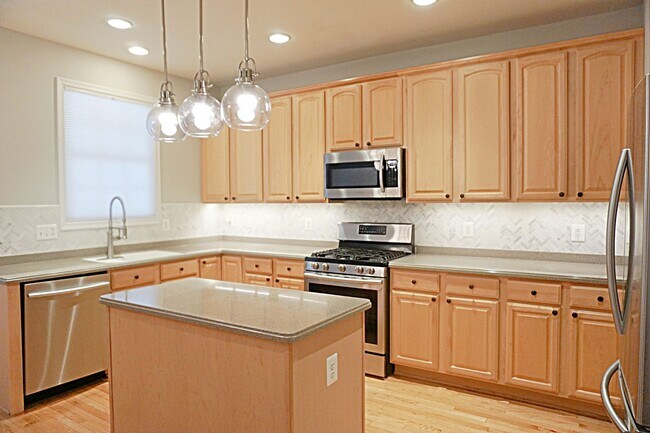 Building Photo - Exquisite Townhouse in Orchard Run Germantown