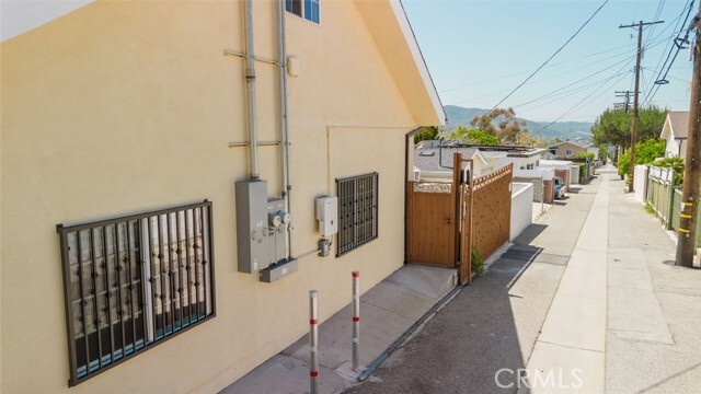 Building Photo - 833 E Verdugo Ave