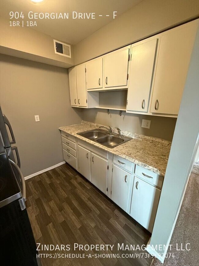 Building Photo - 904 Georgian Dr