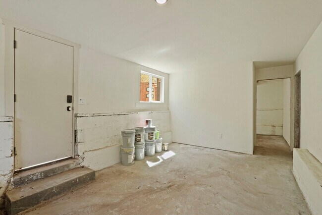 Building Photo - Beautifully updated 2/1 in North Oak Park! Located Close to UC Davis Med Center + MgGeorge Law Sc...