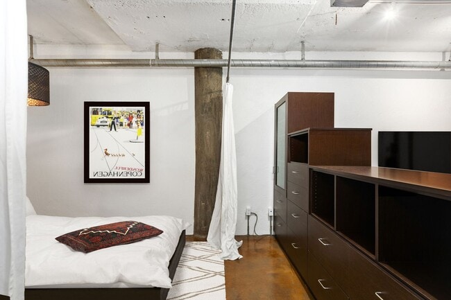 Building Photo - Elevate Your Living: Luxe 916 sq ft Studio in the Iconic Cable Building