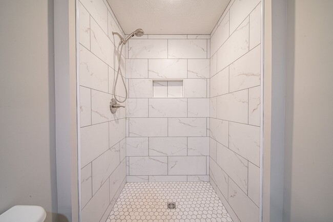 Building Photo - 4 bedroom/3 bath, 3711 sqft in Midtown!