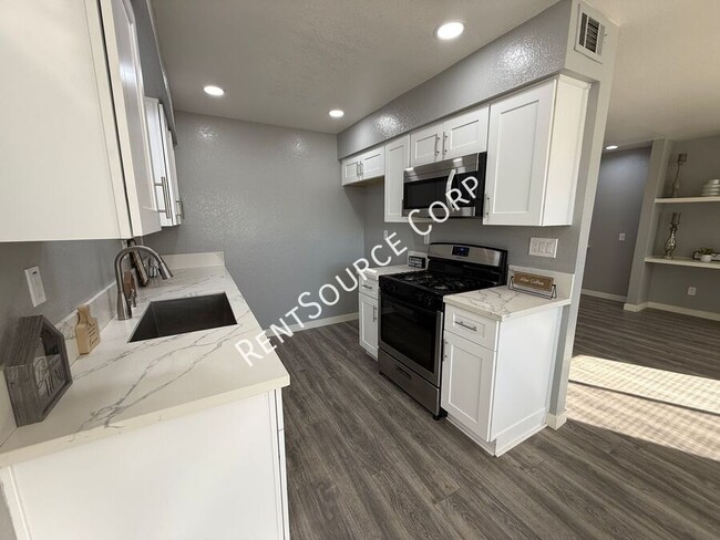 Building Photo - 2 Bedroom/2.5 Bathroom Two Story Condo for...