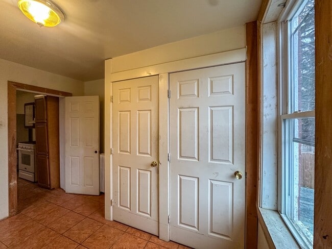 Building Photo - 19 Locust St