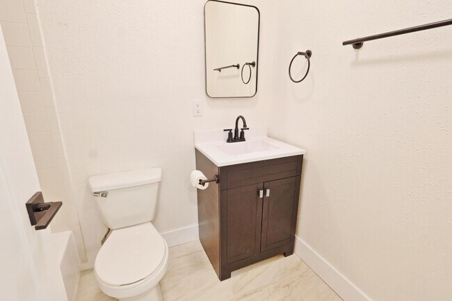 Building Photo - 3D Tour Available - Tower Grove East - Updated 1 Bedroom