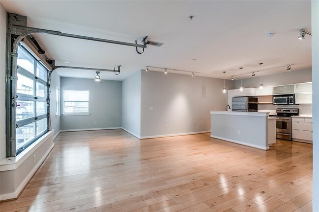 Building Photo - 1111 S Akard-3305