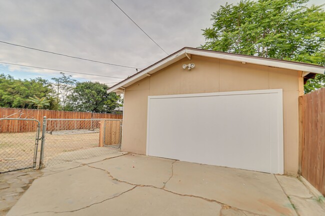Building Photo - Remodeled 1 Bed with Private Yard & Parking – Don’t Miss This!