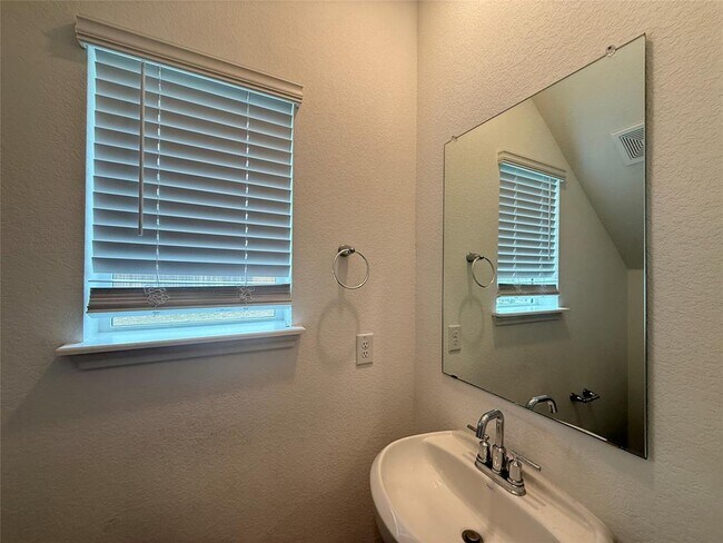 Building Photo - 120 Calla Ln