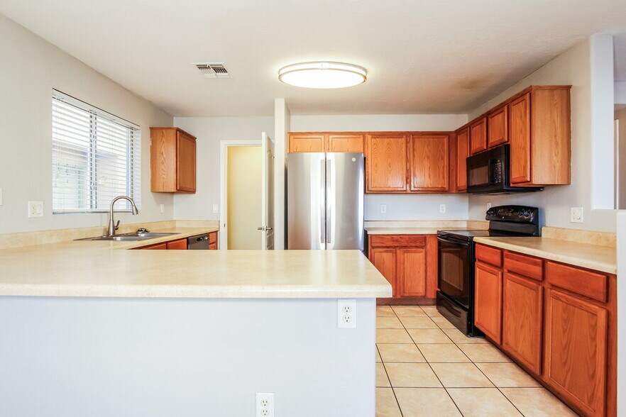 Building Photo - 12938 W Fleetwood Ln