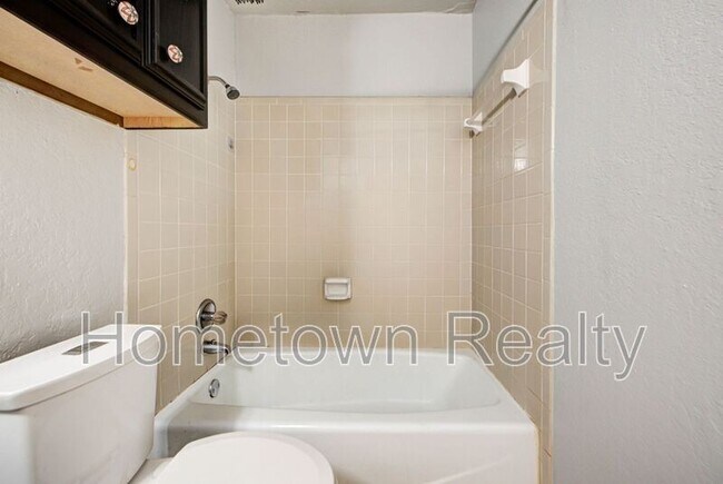 Building Photo - 1713 Hillcrest Dr