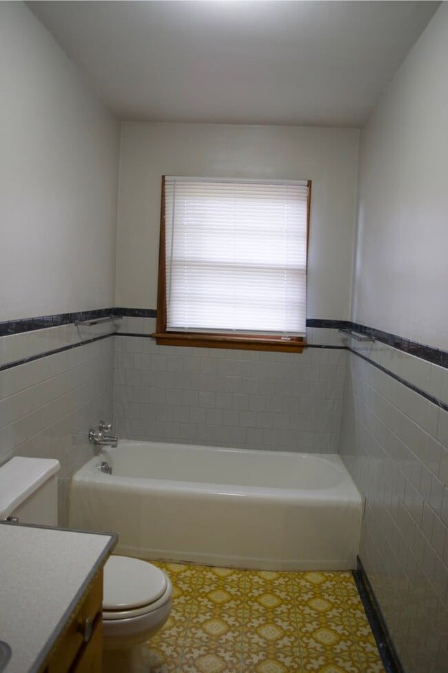 Building Photo - 3 Bedroom House Next To Columbia Regional ...