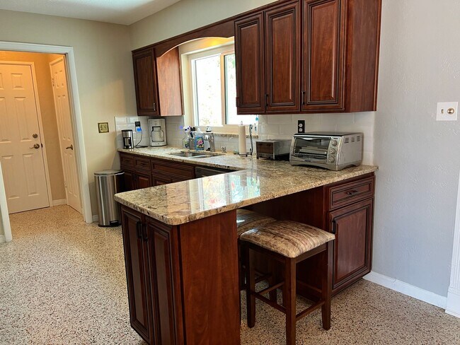 Building Photo - 6month Min. Gulfport High & Dry Home