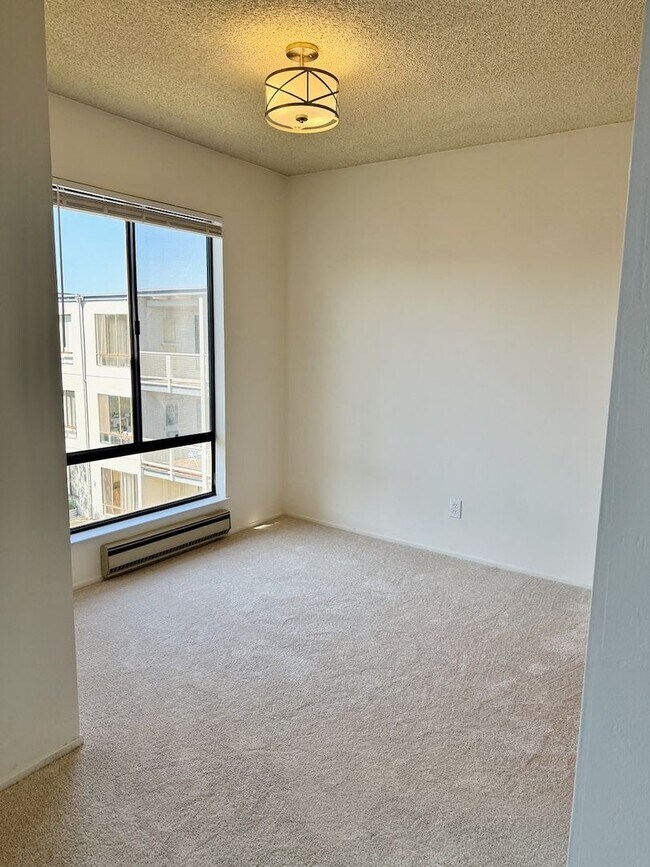 Building Photo - Full Size One Bedroom with Top Floor Privacy