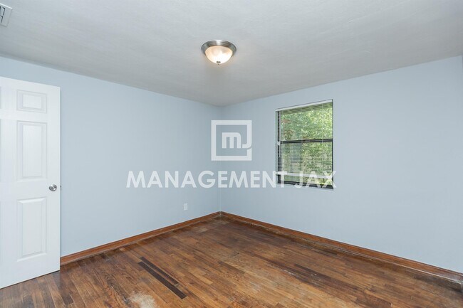 Building Photo - 1598 W 33rd St