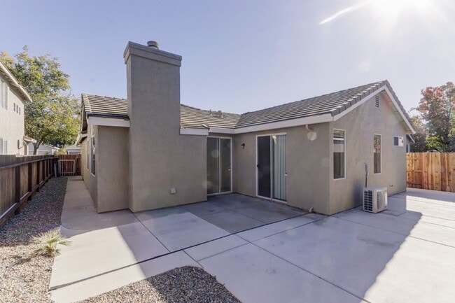 Building Photo - 9392 Lakepoint Dr