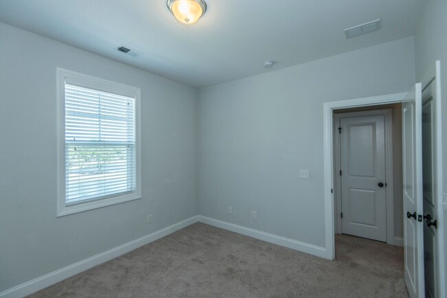 Building Photo - Beautiful Oyster Point Townhome - Mt. Plea...