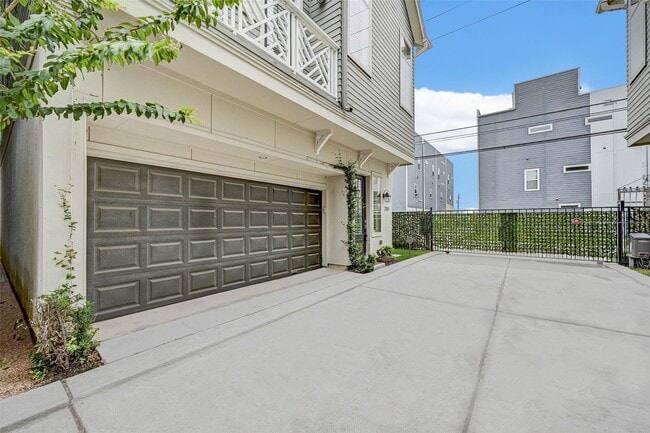 Building Photo - 2113 Naomi St