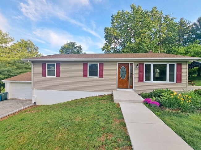 Building Photo - 3 Bed / 1-1/2 Bath Single Family Home