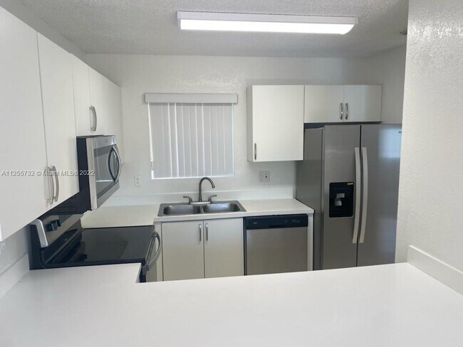 Building Photo - 6225 SW Kendale Lakes Cir
