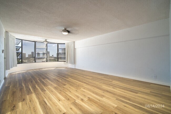 Building Photo - $2300  1 bd 2 ba 1 pkg -1447 Kewalo #705
