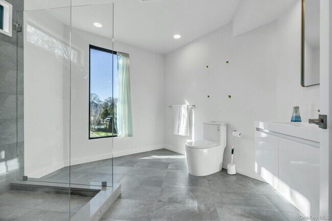 Building Photo - 10 Bay View Dr