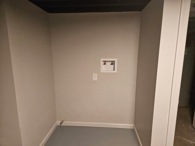 Laundry area - 328 Pratt St