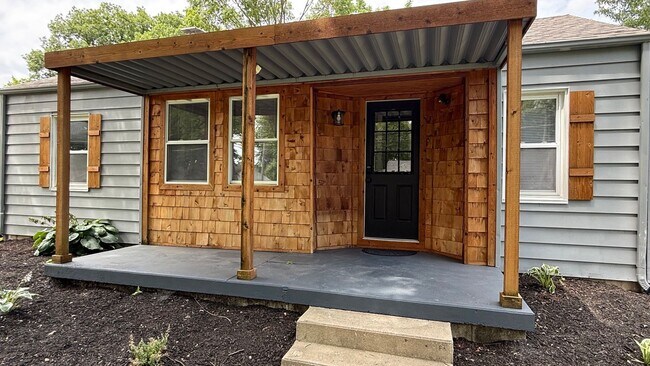 Building Photo - Cute! Renovated 2 Bedroom Home near Anderson Univ