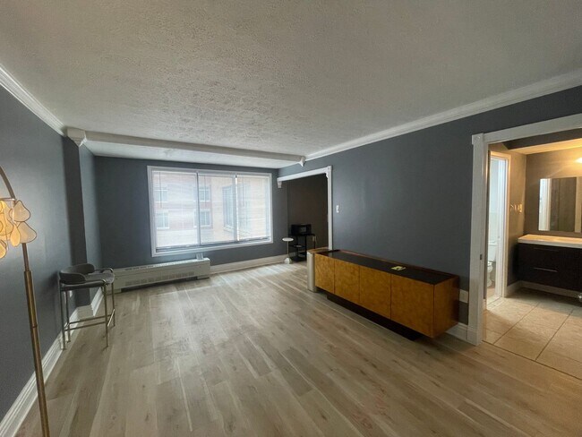 Building Photo - Logan Circle Spacious Efficiency w/Full Bath, All Utilities Included, Pool and 24 Hour Concierge