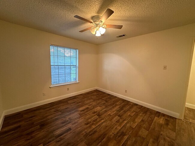 Building Photo - 5415-5415 Brookhollow Dr