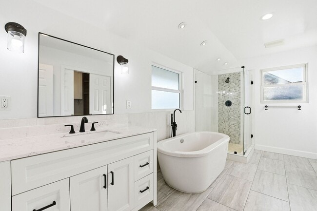 Building Photo - Fully Renovated Home in University City!