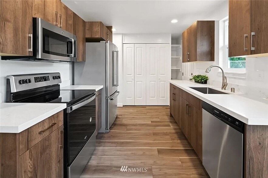 Building Photo - 2996 S Dakota St