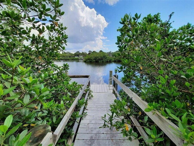 Building Photo - 1648 Bayshore Dr