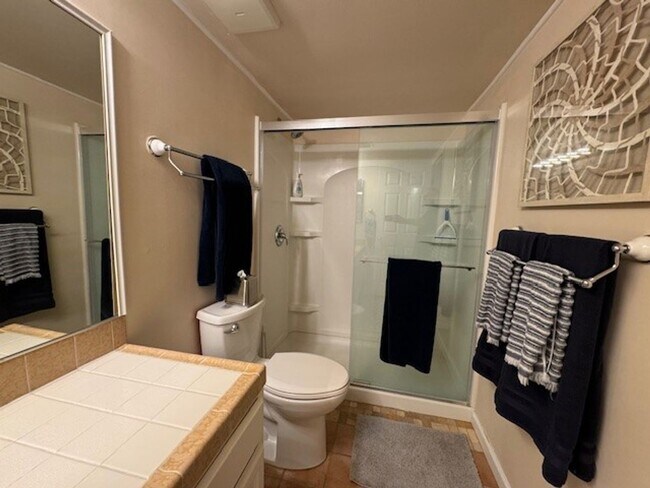 Building Photo - 2BR 2BA Furnished Vacation Condo Waterfron...