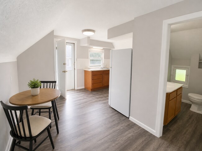 Building Photo - 1 Bed / 1 Bath Upstairs Unit with Private Balcony – Riverside Gardens