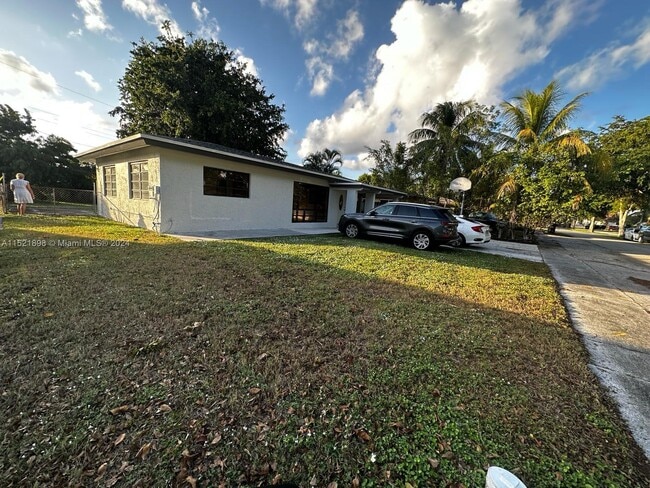 Building Photo - 2021 NW 12th Ave