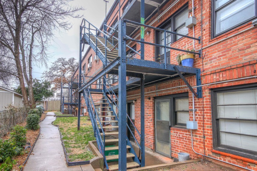 Building Photo - 1524 E 17th St